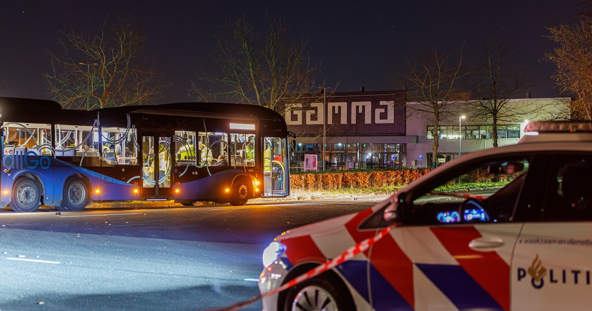 Politie doet onderzoek naar overleden persoon op busbaan in Almere