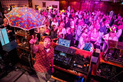 Jeroen (49) toverde boot om tot ouderwetse disco: ‘Alsof je een verjaardag in 1976 binnenstapt’