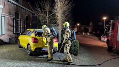 Auto in brand op oprit van woning aan de Nieuweweg in Doetinchem
