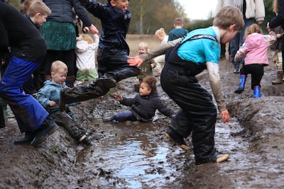 Tientallen kinderen stampen zaterdag volop in plassen bij het tweede NK Plassenstampen in Doetinchem