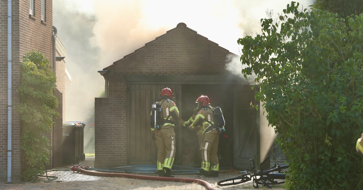 Schuur aan Espelerlaan in Emmeloord in brand, veel rookontwikkeling
