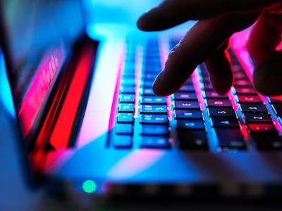 Vrouw (58) opgepakt voor bestellen huurmoord op darkweb, beoogde slachtoffer komt uit Oost-Nederland