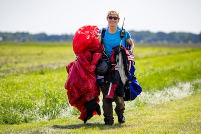 Door de lucht naar Ter Apel voor NK paragliden: ‘Dit is spannender dan met een Boeing vliegen’