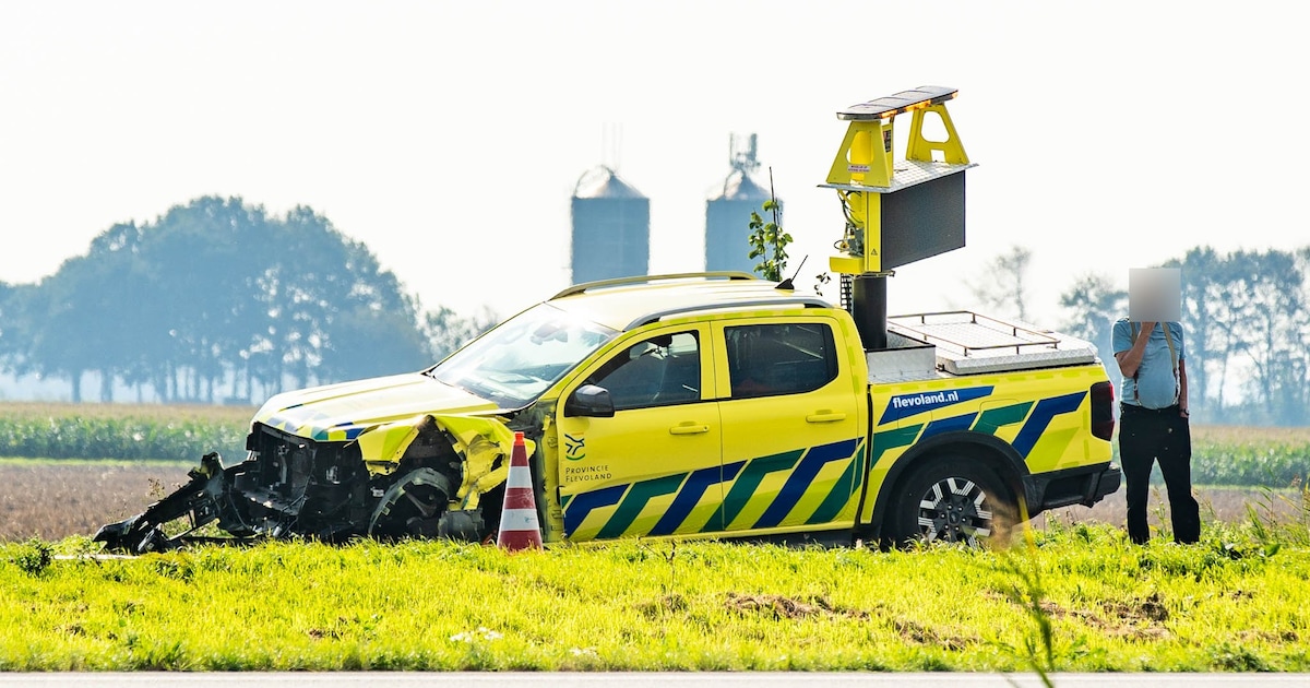 Auto botst tegen auto van weginspecteur op Gooiseweg bij Zeewolde