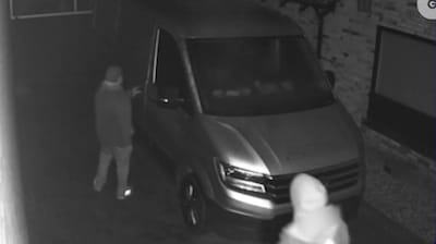 Twee mannen trekken in ’s nachts bedrijfsbusje in Garderen leeg: politie zoekt getuigen