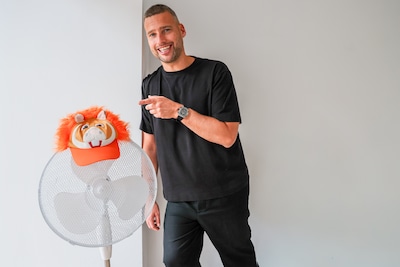 Radio-dj Barend (37) volgt Oranje tijdens het WK van stad naar stad: ‘Met z’n allen in een snikhete 