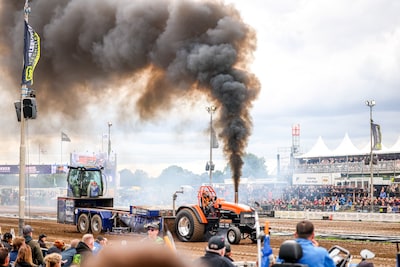 Rookpluimen, brullende motoren en een megascherm: hoe MegaPull Stroe uitgroeide tot trekkertrek van 
