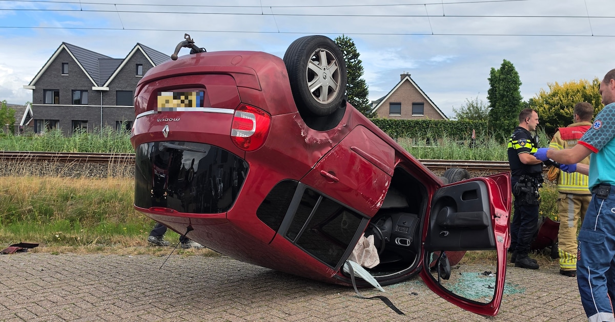 Auto slaat over de kop na eenzijdig ongeluk in Staphorst