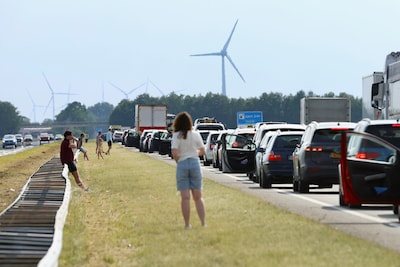 Botsing zorgt voor flinke schade én file op A6 bij Emmeloord: mensen wachten buiten auto