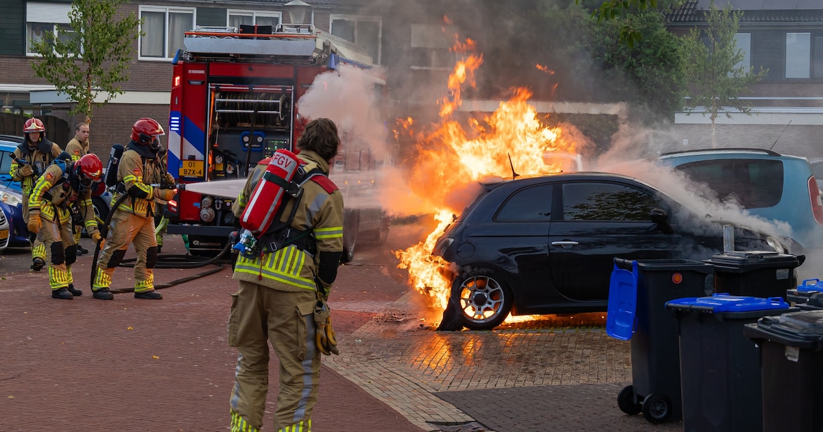 Geparkeerde auto op Veurhuis in Blaricum vliegt in de fik