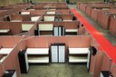 De hal werd in 2015 ingericht met kleine kamers; om tijdelijk vluchtelingen in op te vangen.