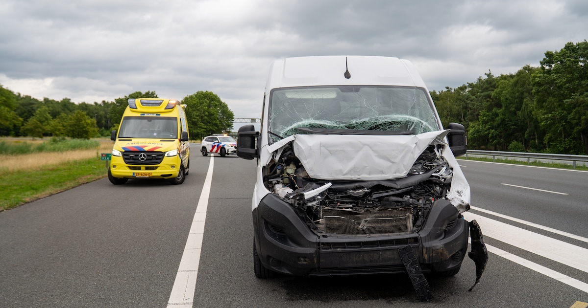 Bestelbus botst achterop vrachtwagen op A1 bij Bathmen, rijstrook lang dicht