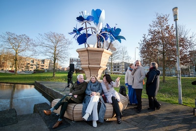 Dit is het idee achter de koninklijke bankjes in een Apeldoorns park