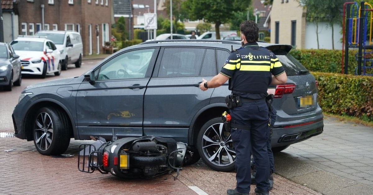 Auto rijdt scooter aan in Zwartsluis, scooter op straat behandeld