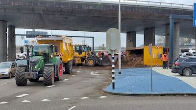 Verkeersplein bezaaid met mest van Burgers’ Zoo: opstoppingen en stank in centrum Arnhem