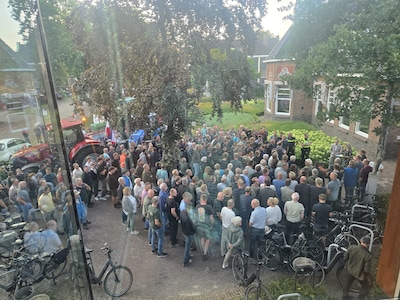 Tientallen boeren met trekkers bij gemeentehuis in Raalte: brief tegen stikstofplannen ingediend
