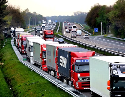 Wat je hier ziet is wildparkeren op de vluchtstrook en truckers doen dat niet uit luxe