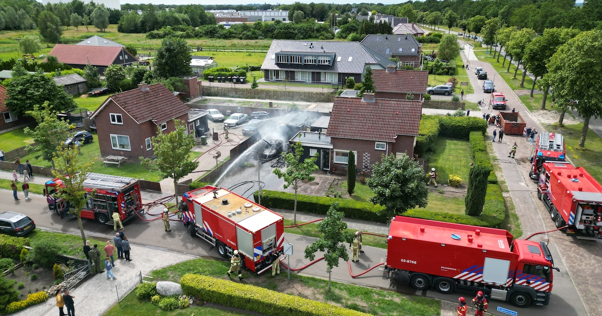 Schuur en auto verwoest bij flinke brand in Emmer-Compascuum