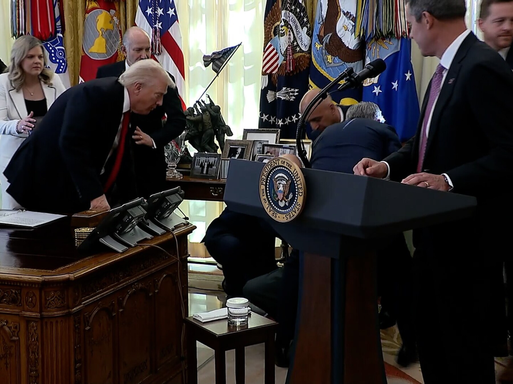 Man valt flauw tijdens persmoment in het Witte Huis