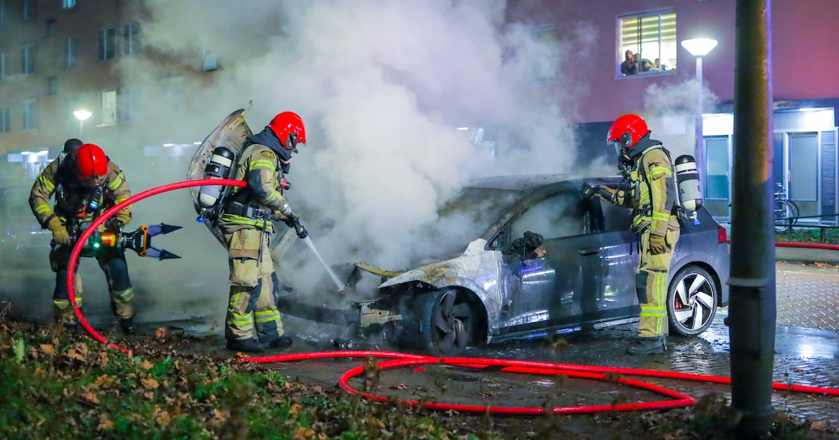 Voorkant van auto uitgebrand op de Adriaan Kluitstraat in Amsterdam