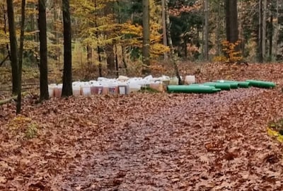 Grote hoeveelheid drugsafval gevonden in de bossen bij Epe