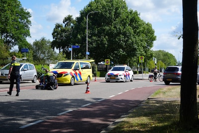 Aanrijding tussen fietser en auto in Zwolle, slachtoffer naar ziekenhuis