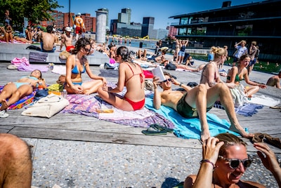 LIVE | Tienduizenden bezoekers niet welkom bij Defqon.1 vanwege hitte • Kapot wegdek op de A37