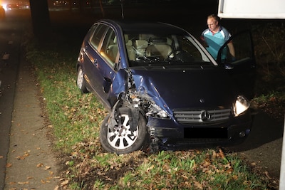 Automobilist botst tegen boom op Zelderseweg in Terschuur