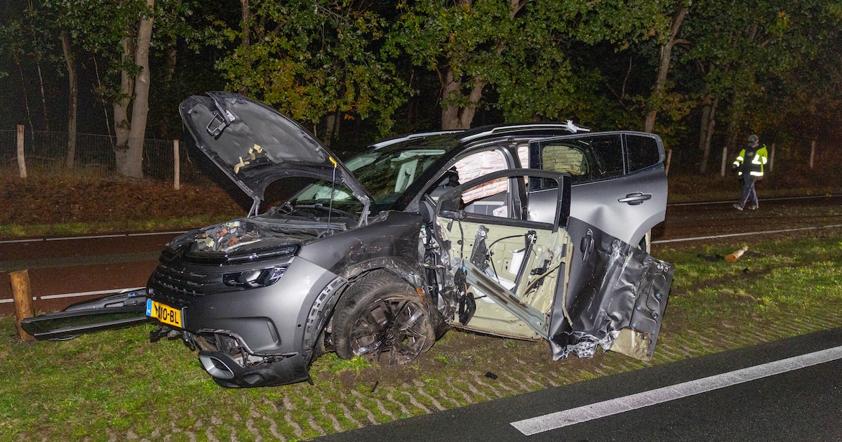 Brandweer knipt autodeur los na botsing op N340 bij Dalfsen