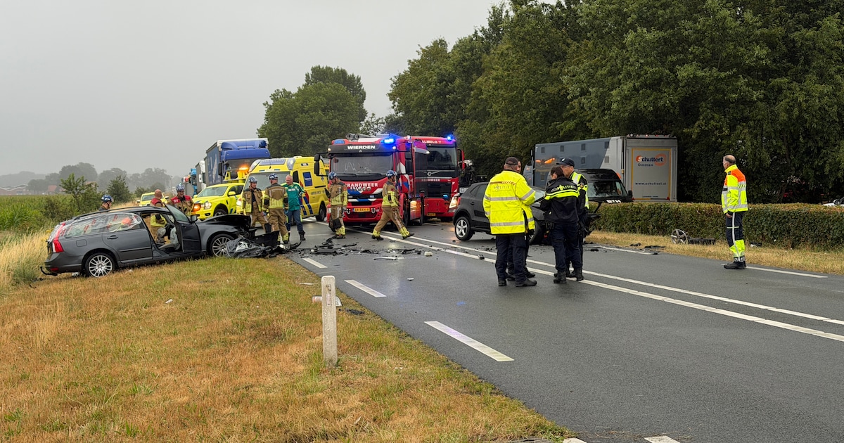 Twee personen gewond na frontale botsing op N35 bij Wierden