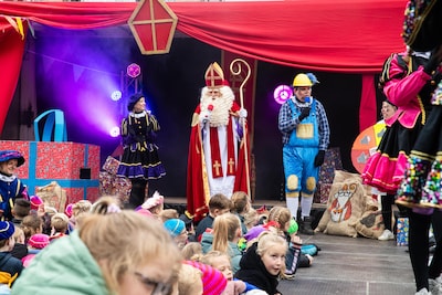 Sinterklaas arriveert binnenkotr in Raalte