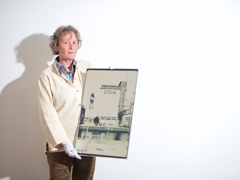 Fotografe Marie-Louise Dooijes in 2016 met een foto uit de COVA-reeks