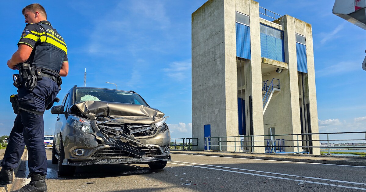Busje total loss en brokstukken verspreid over de weg: ongeluk leidt tot hinder in Lelystad.