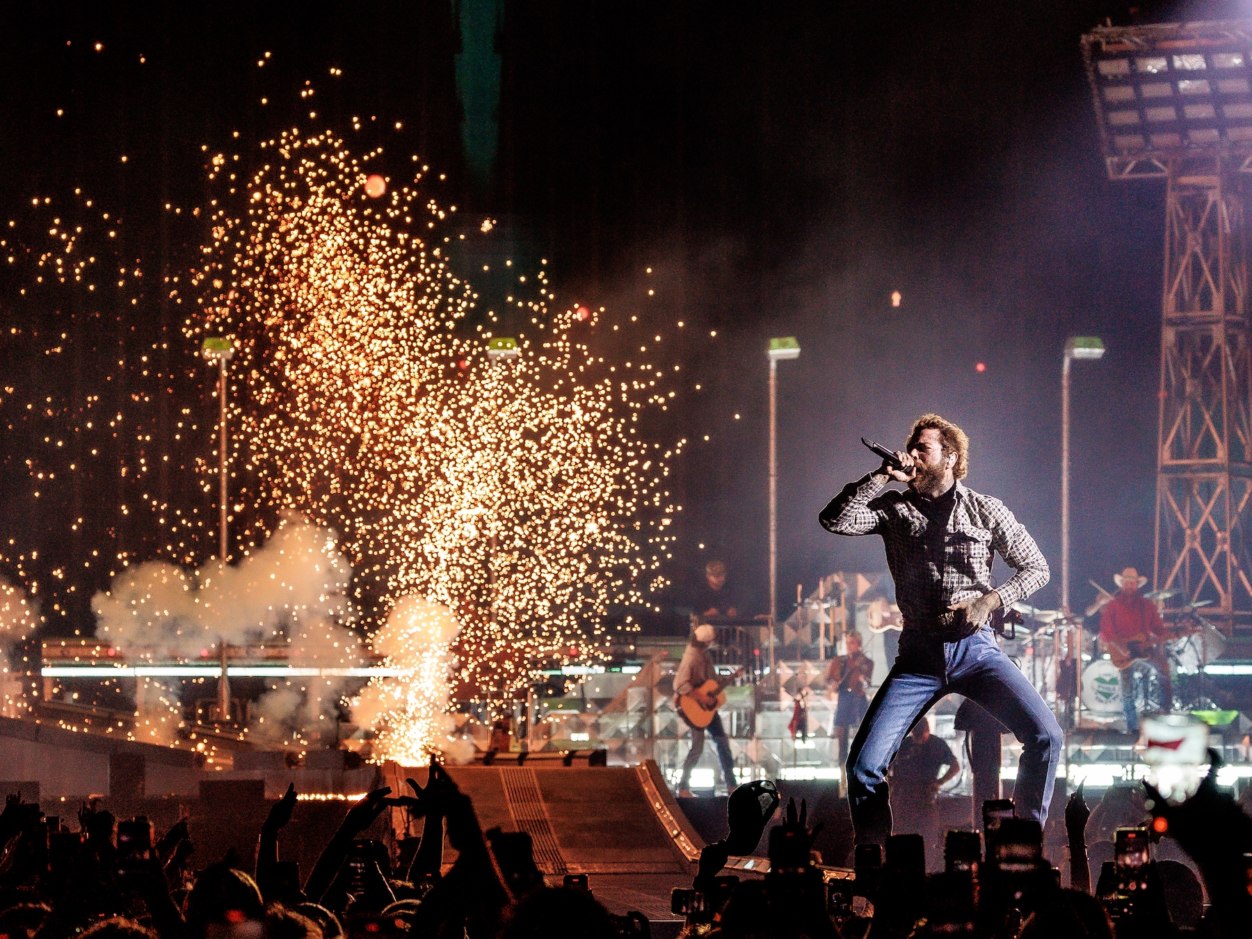 Sigaretten, bier en vuurwerk: dit was Post Malone in GelreDome