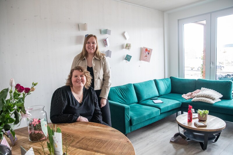 De woonkamer.
