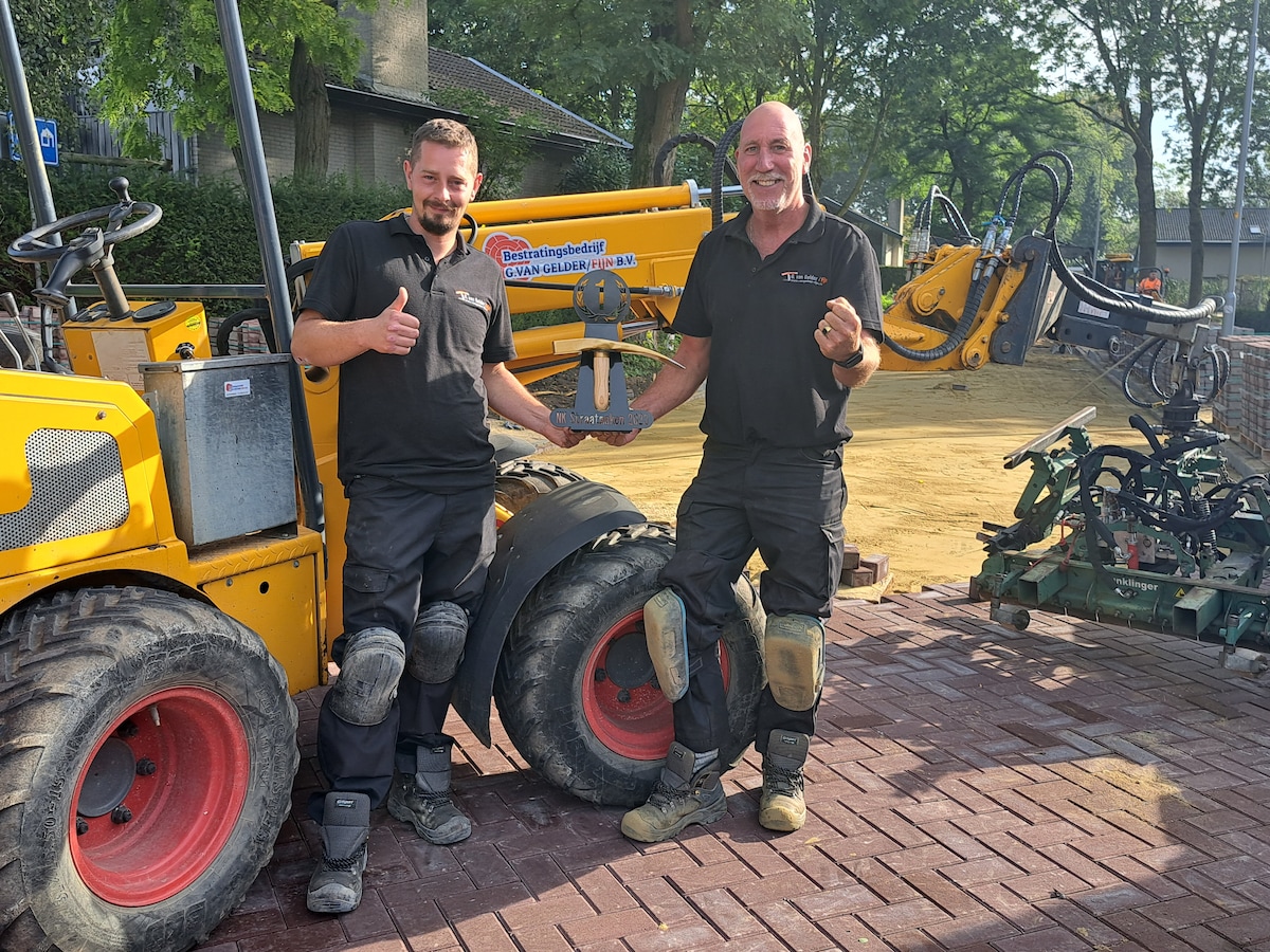 Ezra van de Zedde (links) en Ronald Kragt uit Wezep zijn Nederlands kampioen straatmaken. Ze wonnen onder meer een gouden straathamer.