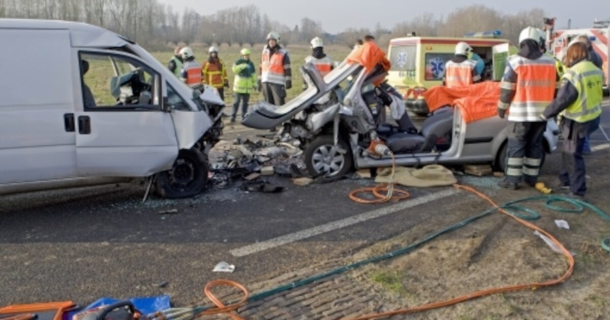 Twee zwaargewonden bij botsing