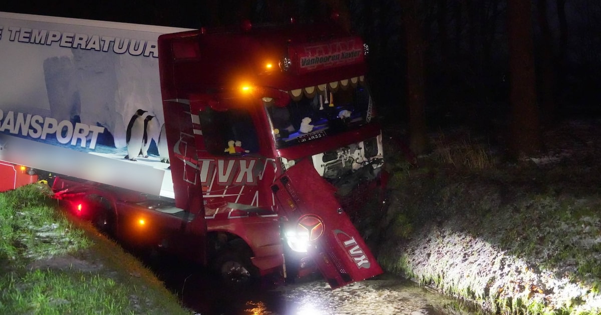 Vrachtwagen in sloot door gladheid op N377 bij Dedemsvaart