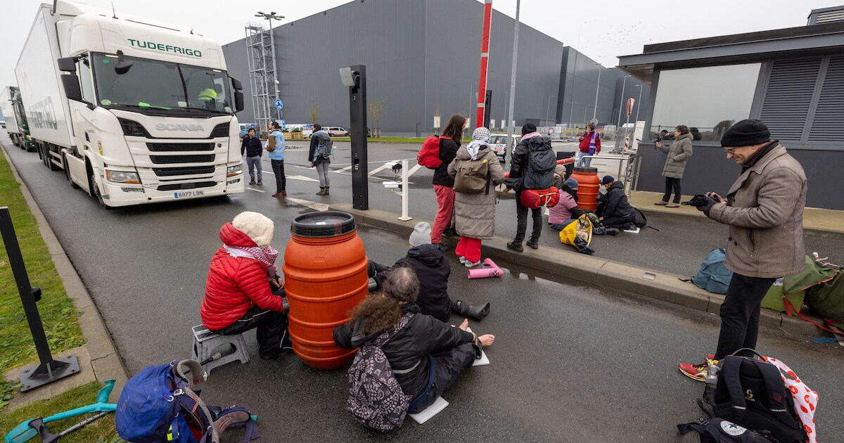 Actie legt ’s lands grootste kledingdistributiecentrum in Lelystad uren ...