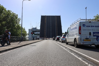 Brug tussen Lelystad en Enkhuizen blijft openstaan met lange file tot gevolg