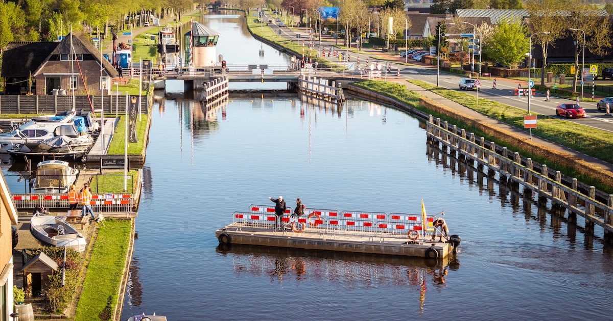 Ondernemer Erik regelt zelf een pontje nu brug in Giethoorn dichtzit: ‘Het wordt gedoogd’