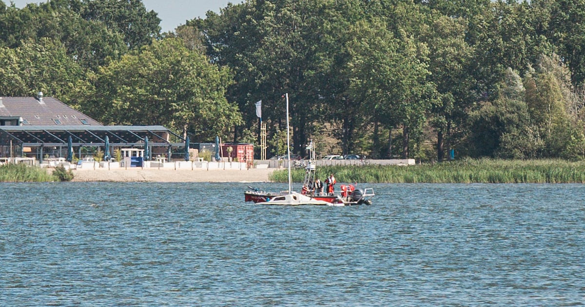Zeilboot maakt water op Wolderwijd, vijf boten schieten te hulp