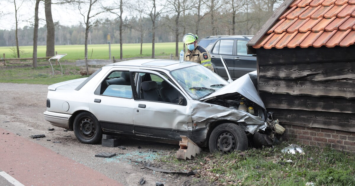 Auto ramt schaapskooi in Dalfsen, bestuurder gewond