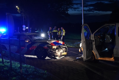 Agenten zitten met tien auto’s bus vanaf Meppel achterna, achtervolging eindigt met een klap