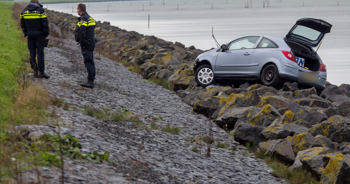 Auto belandt op stenen onder aan de dijk tussen Lelystad en Almere