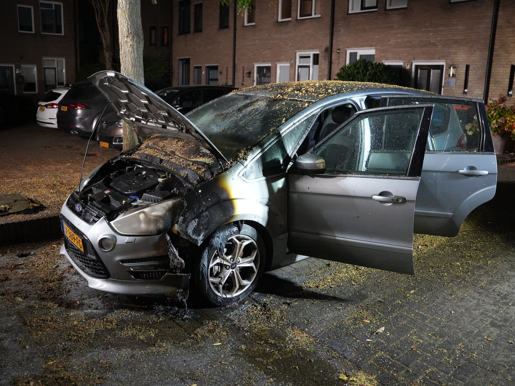 Geparkeerde auto vat vlam in Zwolle: grote schade aan de voorzijde