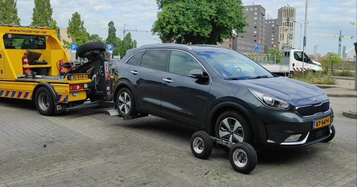Auto’s weggesleept op Oude Stad om plaats te maken voor fietsenstalling Vierdaagse