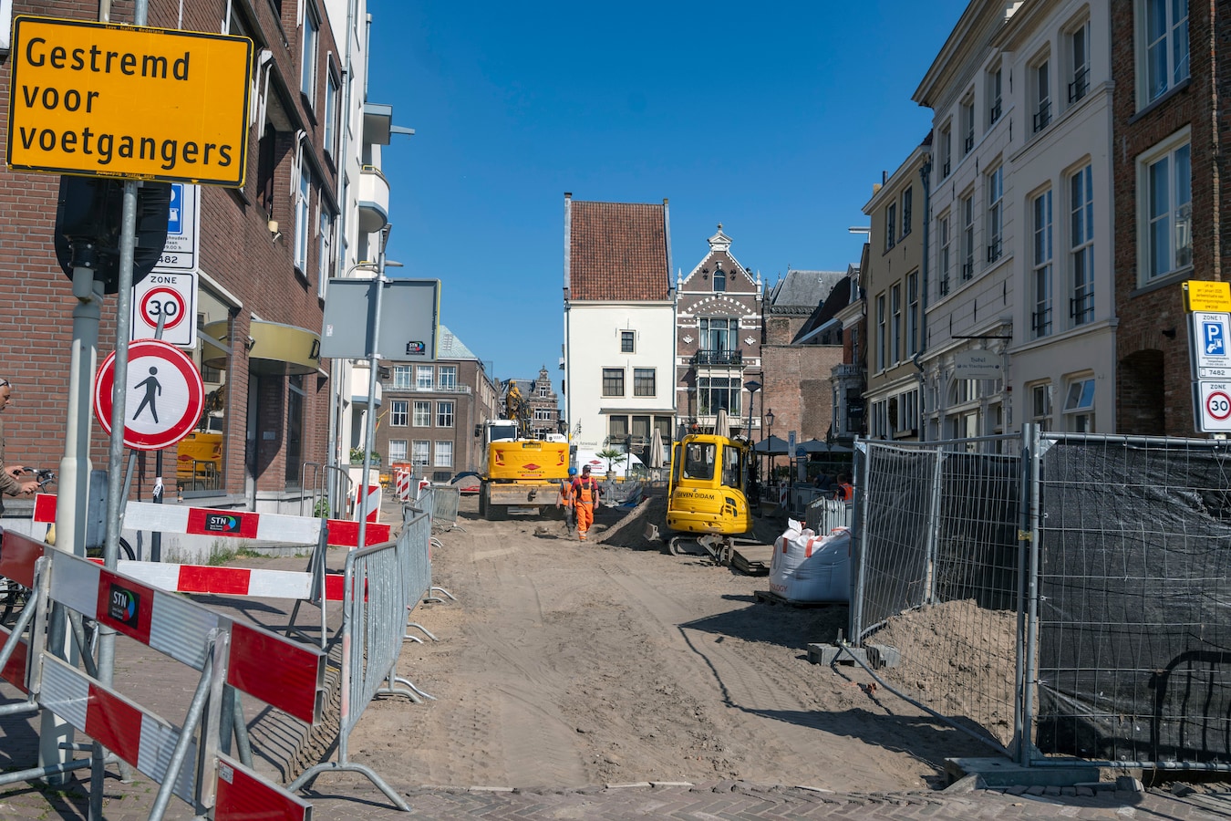 Werkzaamheden aan de Nieuwe Markt in Deventer liepen vertraging op, omdat de Arbeidsinspectie ingreep.