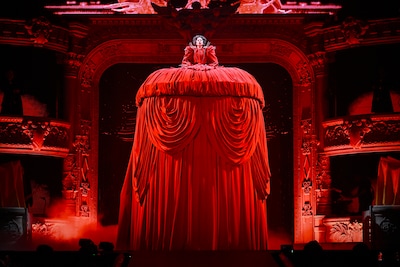 De rode jurk ging viraal, nu wil iedereen Lady Gaga zien: ‘De hype werd steeds groter’