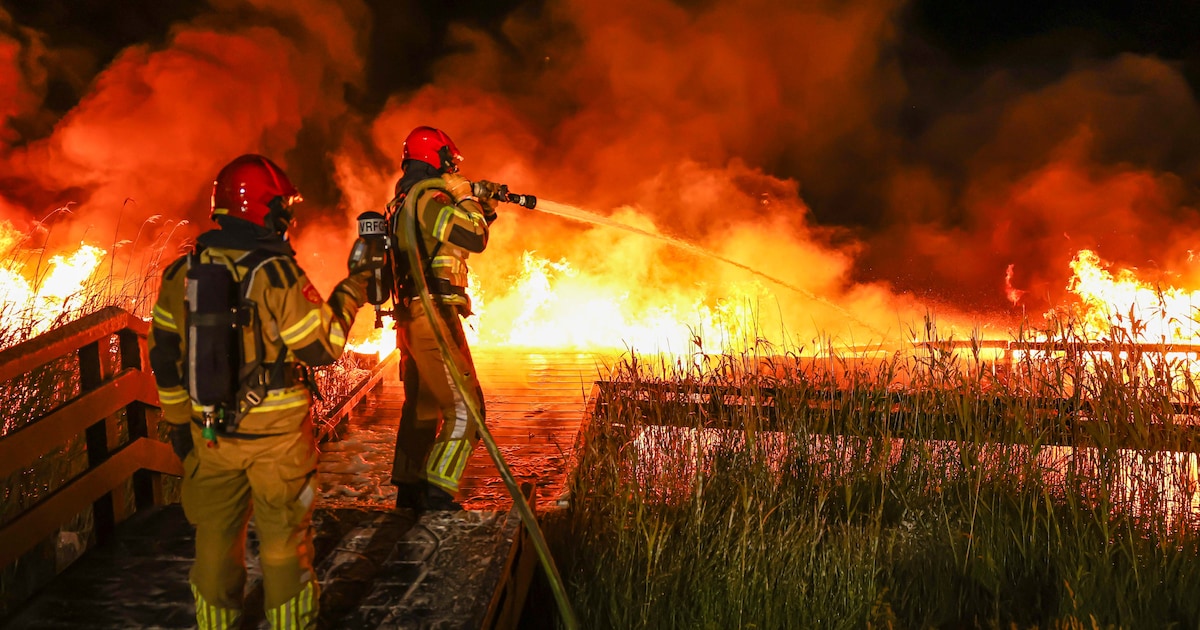 Grote steiger in recreatieplas vliegt ‘s nachts in brand na vuurwerkshowtje